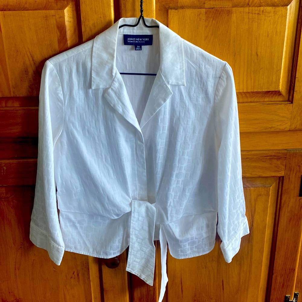 Fact white Jones NewYork signature petite medium jacket top.